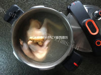 健康的天麻核桃枸杞鸡汤做法图解7)