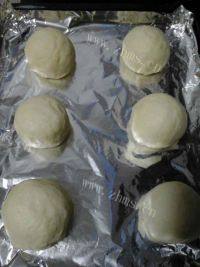 美味的牛奶豆沙包做法图解8)