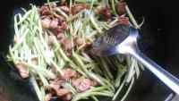 家常菜芹菜炒肉做法图解4)