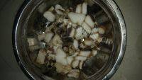 诱人的腊肉炒菜花做法图解5)