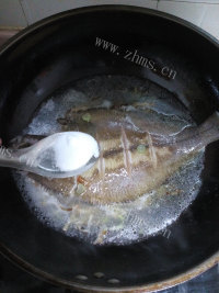五味俱全的红烧鱼做法图解9)