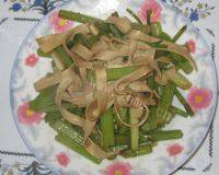 家常菜芹菜炒豆腐皮