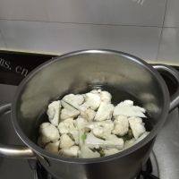 家常菜番茄炒菜花做法图解2)