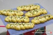 自制香葱肉松胡萝卜面包做法图解2)
