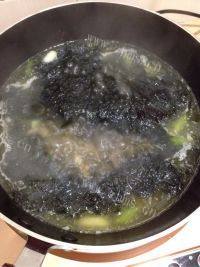 营养丰富的紫菜蛋花汤做法图解5)