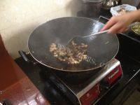 家常菜酸菜炒腊肉做法图解12)