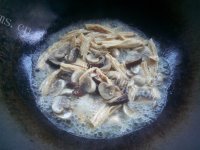 营养美味的双菇烩腐竹做法图解8)