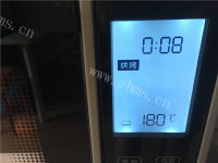 自制蛋黄莲蓉月饼做法图解3)