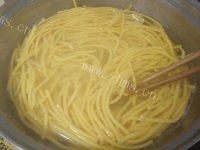 玉米面面条做法图解5)