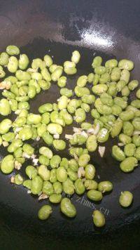 橄榄菜炒蚕豆做法图解3)