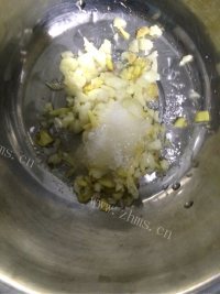 美味的酸甜凉拌菠菜粉丝做法图解1)
