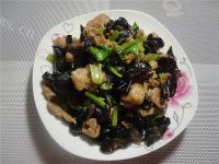 家常菜黑木耳炒瘦肉做法图解5)