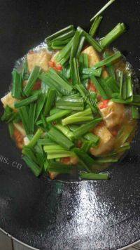 美味的蒜苗豆腐做法图解3)