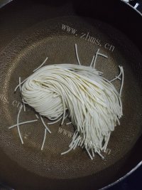 美味的麻辣小面做法图解2)