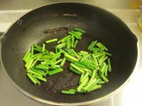 珍馐美味的蒜薹炒肉丝做法图解5)
