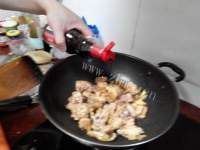 美味的大盘鸡盖面做法图解4)