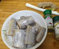 美味五香酥炸带鱼做法图解1)