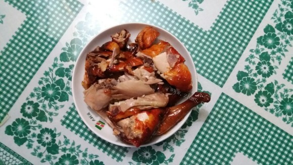 色泽鲜亮的烤鸡