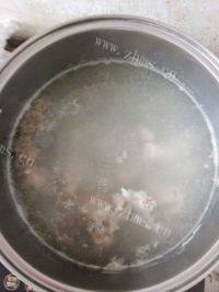 美味的冬瓜排骨汤做法图解2)