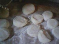 诱人韭菜包子做法图解7)