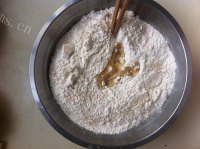 ”家庭式“西葫芦鸡蛋火腿包子做法图解1)