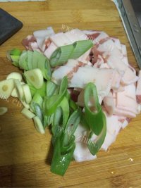 色香味浓的蘑菇炒肉做法图解2)