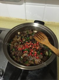 好吃的牛筋香菇煲做法图解5)