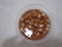 美味的花生莲藕排骨汤做法图解3)