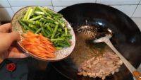 家庭蒜苔炒肉丝做法图解4)