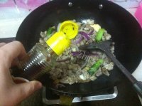 美味的砂锅牛肉煲做法图解5)