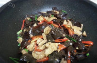特色美食黑木耳炒肉做法图解4)