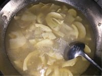 好吃的腊肉汤炖春笋做法图解6)