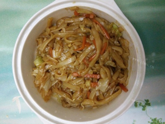 热腾腾的炒河粉