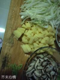 营养的白菜香菇肉丸煲做法图解1)