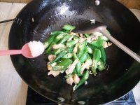 家常菜秋葵炒肉做法图解6)