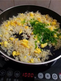 美味营养的蛋炒饭做法图解6)
