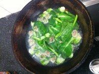 营养丰富的青菜肉丸汤
