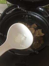 美味的时蔬马蹄汤做法图解6)