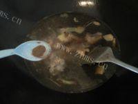 自制油饼母鸡汤做法图解12)