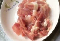 色泽鲜亮的蒜薹炒肉做法图解2)