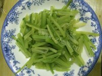 家常菜芹菜豆干做法图解1)