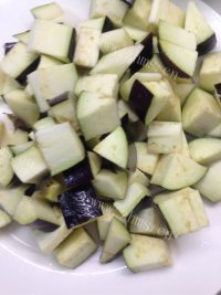 肉末茄子丁做法图解2)