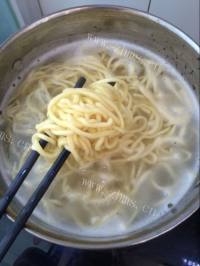 诱人的鲜虾炒面做法图解2)
