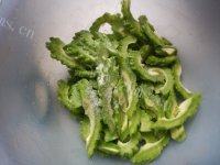 家常菜梅干菜炒苦瓜做法图解2)
