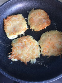 美味的土豆丝饼做法图解9)