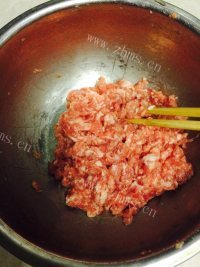 自制猪肉芹菜水饺做法图解8)