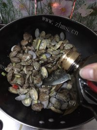 色泽不错的香辣花甲做法图解9)