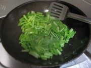 芹菜炒蛋做法图解3)