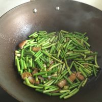 独特的蒜苔炒五花肉做法图解4)