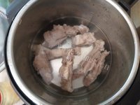 营养健康的茶树菇排骨头汤做法图解4)